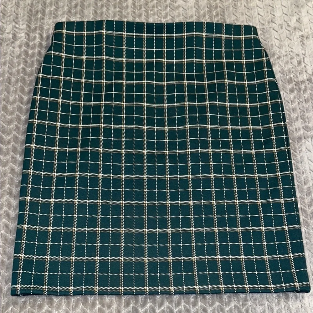 Ann Taylor Elastic Waist Midi Skirt.  Size Large.  Plaid.  Green & White.